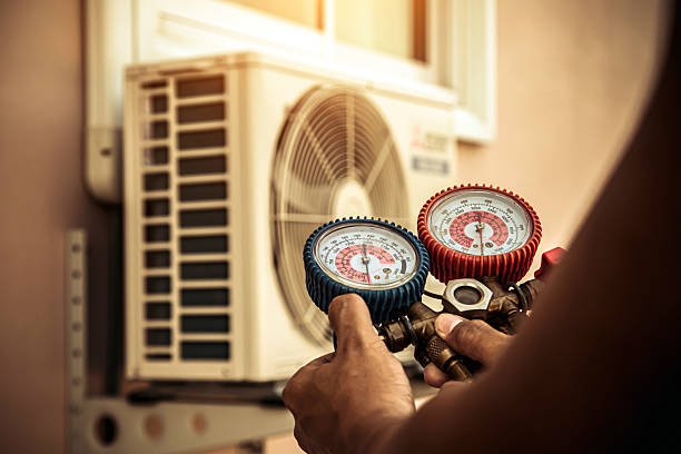 Professional Hvac technician working in Clackamas, OR
